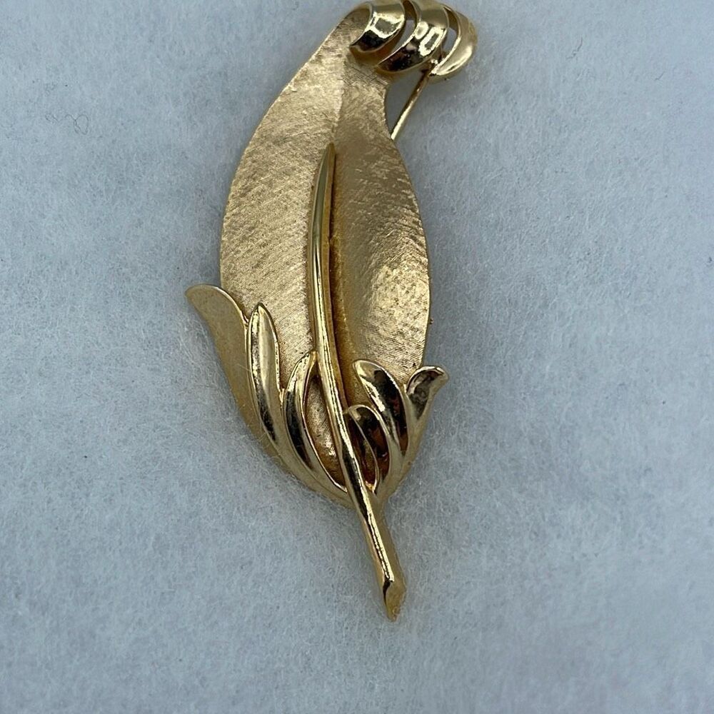 Vintage Crown Trifari textured gold leaf brooch